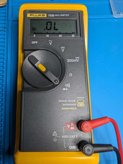 The front display of the Fluke multimeter set in continuity mode