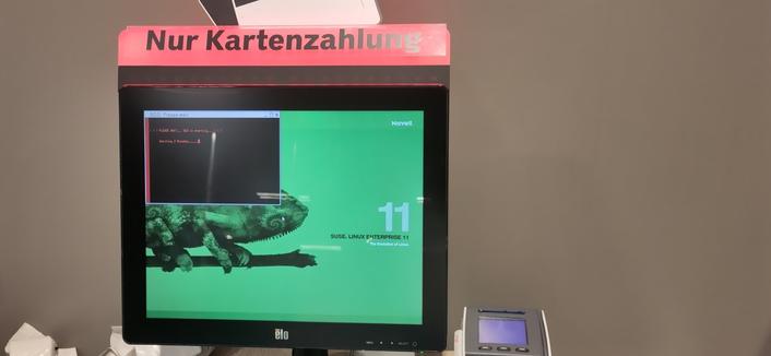Ein Selfscan Terminal zeigt einen Novell Suse Linux Startbildschirm