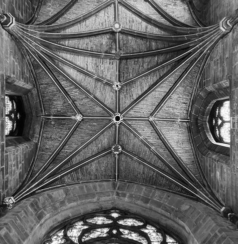 SW Aufnahme senkrecht nach oben auf ein Quadrat eines Kreuzrippengewölbes