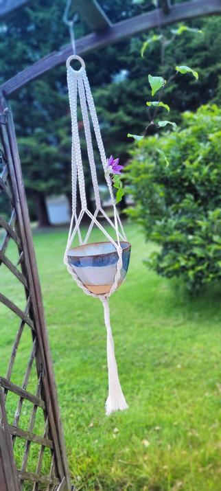 Suspension pot en gres émaillé (interieur comme exterieur ok) et son support en macramé