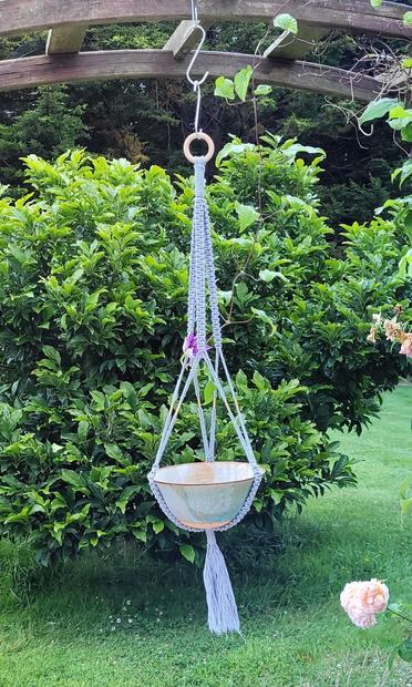 Macramé gris, perles dorées et son cache pot en gres émaillé (int et exterieur)