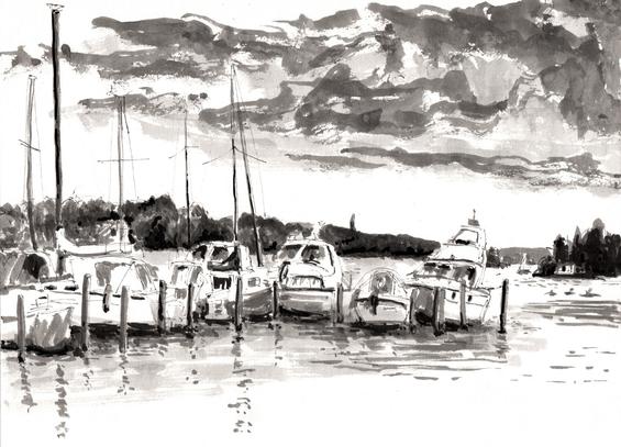 Verschiedene Sportboote in einem Hafen. Im Hintergrund erstreckt sich die Havel und der Grunewald mit Turm lässt sich erahnen. Über der Szene ziehen expressive Wolken.