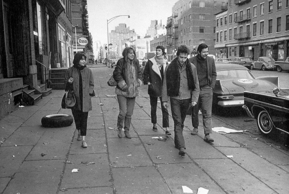Karen Dalton walking Bob Dylan, Dave Van Ronk, Suze Rotolo, Terri Thai