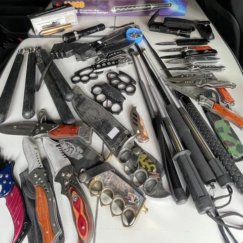 Auf einem Tisch liegen mehrere Messer, Schlagringe, Elektroschocker und Stahlruten