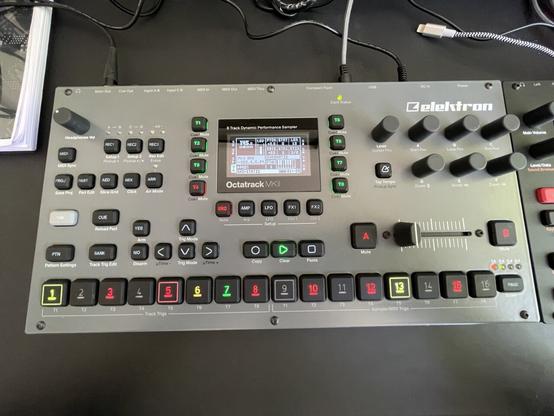 Photo de mon Octatrack MK2, c’est un sampler de performance extraouf