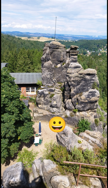 Der Nonnenfelsen zu sehen. Ein Fels auf dem Berg, daneben die Bergbaude. (nur noch ein Imbiss)
