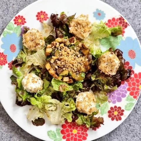 Salat mit gegrillten, marinierten Zucchini und Melanzani und Ziegenkäse in Walnusskruste