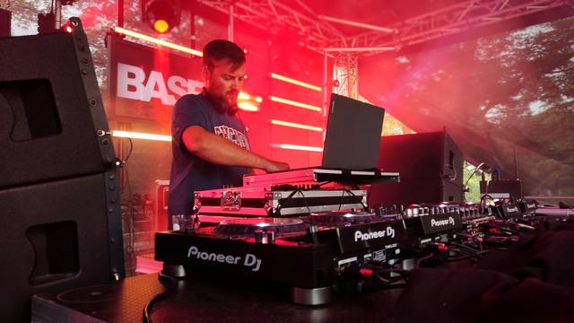 Foto, Frontansicht DJ BaseMood am Mixer