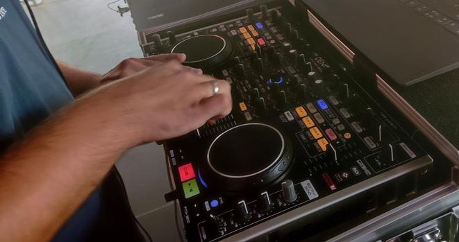 Nahaufnahme des Mischpultes bei DJ BaseMood