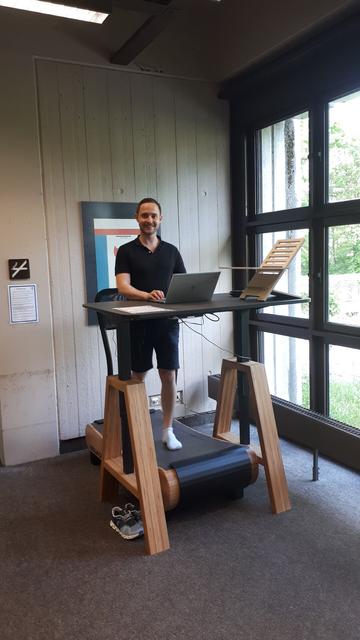 Ich habe meine alte Uni @uni__augsburg und das #walkulution Laufband in der Bib getestet: Macht Spaß und ich kann dabei gut arbeiten: https://shorturl.at/bckSX #walkolution #laufband #UNA #unibib #bewegung #lernen #newwork #office #sustainability #thinking #walking 🚶‍♂️😊 Dr. Stefan T. Siegel