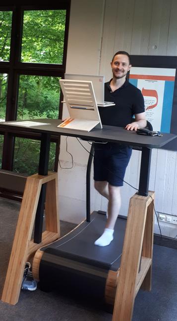 Ich habe meine alte Uni @uni__augsburg und das #walkulution Laufband in der Bib getestet: Macht Spaß und ich kann dabei gut arbeiten: https://shorturl.at/bckSX #walkolution #laufband #UNA #unibib #bewegung #lernen #newwork #office #sustainability #thinking #walking 🚶‍♂️😊 Dr. Stefan T. Siegel