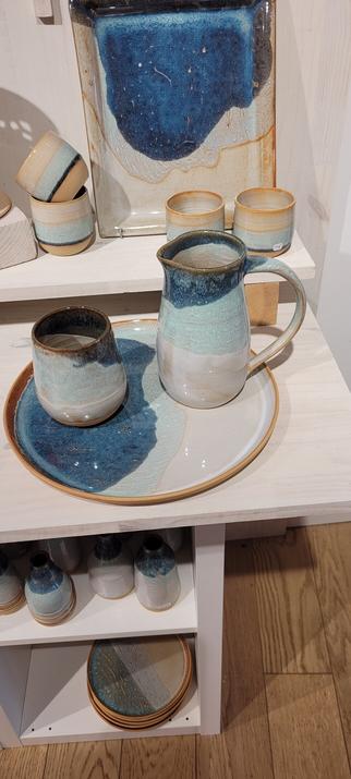 Un ensemble plateau pichet et tasse en grès