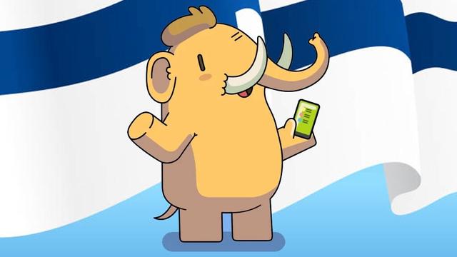 Hymyilevä Mastodon-maskotti, jolla on älypuhelin kädessä. Taustalla liehuu Suomen lippu.