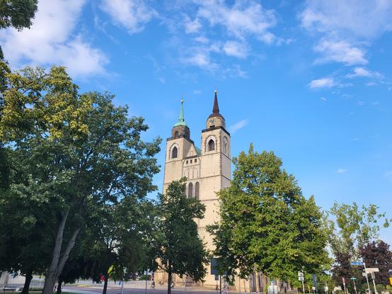 Johanniskirche in Magdeburg aus der Ferne fotografiert