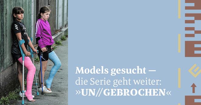 Models gesucht - die Serie geht weiter.
Zwei Mädchen mit Gipsbeinen an Krücken.