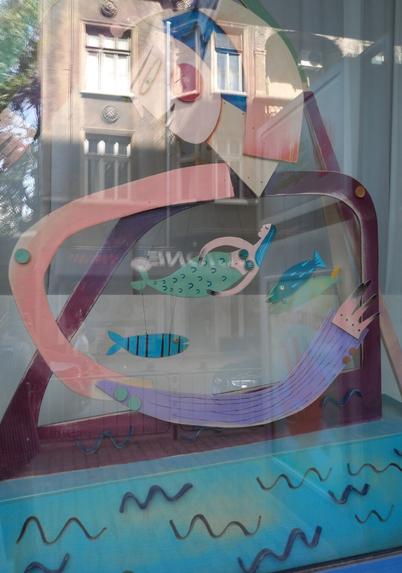 A giant two-dimensional puppeteer over the depths of the sea and its inhabitants.