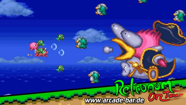 Ein Screenshot aus dem Spiel "Parodius", welches einen Piraten-Vogel-Endgegner zeigt, dessen Augen gerade hervorquellen weil er von den Projektilen fliegender Schweine getroffen wird.