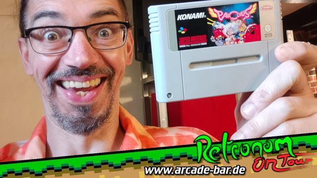 Mattus hält das Modul des Super Nintendo-Spiels "Parodius" in die Kamera!