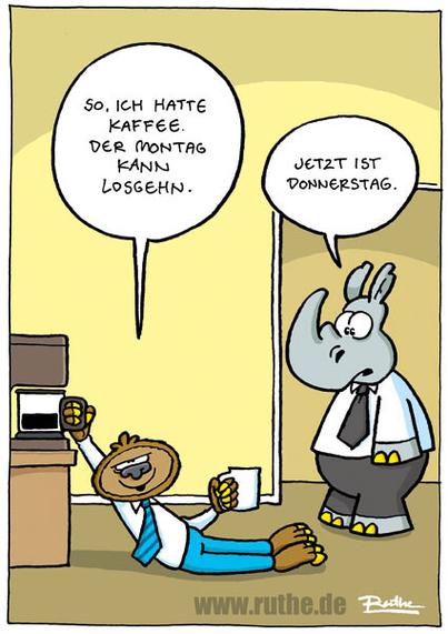 Im Büro. Ein Faultier hängt schlaff vor einer Kaffeemaschine und hält eine Tasse in der Hand. Es sagt: "So, ich hatte Kaffee. Der Montag kann losgehen." Ein Kollege kommt dazu und antwortet: "Jetzt ist Donnerstag."