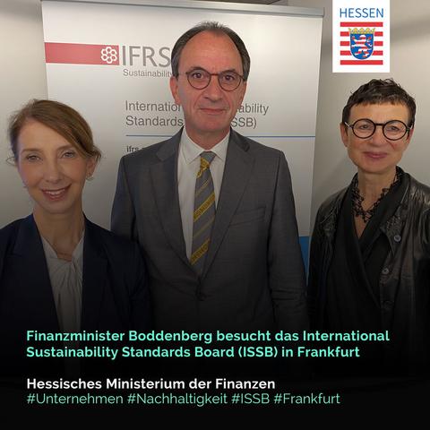Hessens Finanzminister Michael Boddenberg(Bildmitte) hat sich vor Ort mit Veronika Pountcheva (links) und Regina Karoline Schüller (rechts) ausgetauscht.