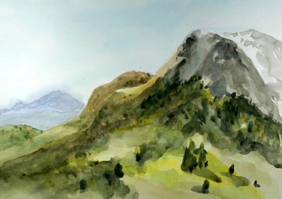 Der Wintertalernock, am Fuße von Wiesen und Kiefern begrünt, in Richtung Gipfel karg, mit einigen Schneestellen. Links, in der Ferne, die hellbläulich diffuse Kammlinie der Karawanken