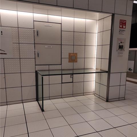 公衆電話が置かれていた台