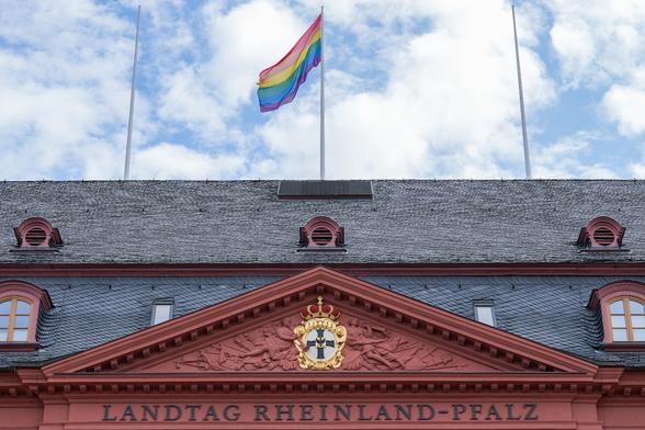 Regenbogenfahne weht auf dem Landtag Rheinland-Pfalz.
