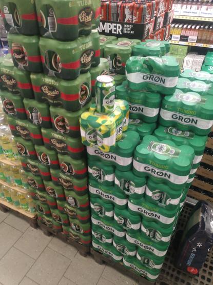 Ułożone puszki po piwie w sześciopakach. Pojedyncze puszki również pojedynczo.