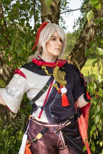 Cosplay of a video game character looking like a fantasy samurai standing inside a tree.