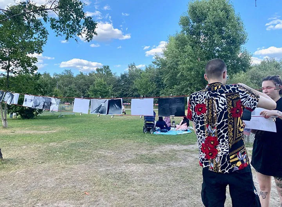 Fotos auf einer Wäscheleine im Mauerpark Foto: Ulrike Altekruse