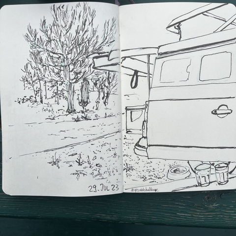 Skizze vom hinteren Teil eines VW Californls, eine kleine Strasse im Hintergrund umd einige Föhren.