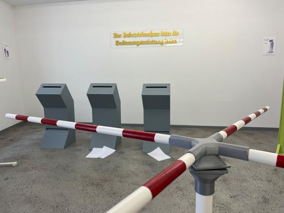 Durchwurfkästen im Hintergrund, davor ein Drehkreuz