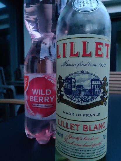 Eine Flasche Wild Berry und eine Flasche Lillet