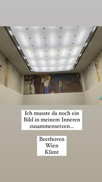 Wandbild über drei Raumseiten