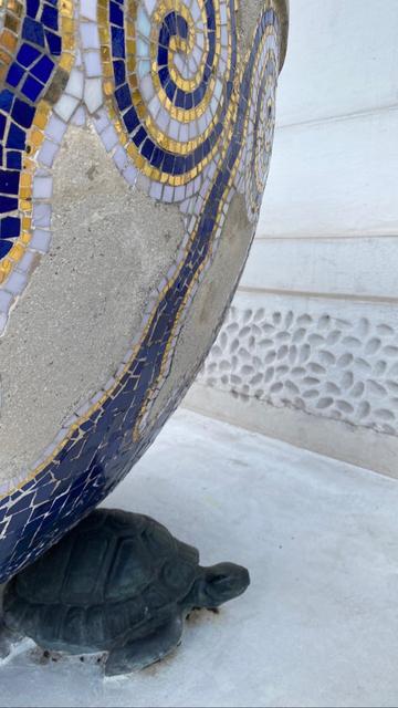 Draußen vor der Secession: weiß-blaue Vase, der Fuß eine schwarze Schildkröte