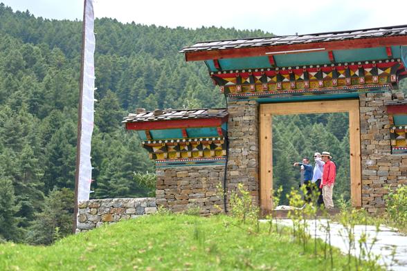 The first archway leading down to Chendebji.