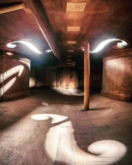 Imagen donde se aprecia un violonchelo por dentro, entrando rayos de luz en la parte interior de este