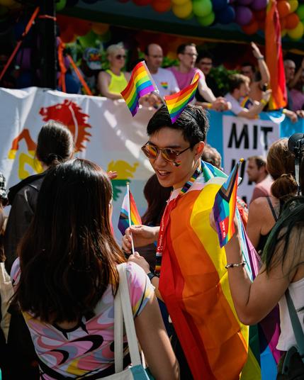 Mann mit Pride-Fahnen auf dem CSD