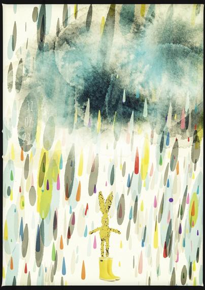 Ein kleiner skizzierter Hase mit gelben Fell und dunklen Schmutzspritzern steht in den viel zu großen gelben sowie fotografierten Gummistiefeln unter dunklen, digital aquarellierten Regenwolken aus denen viele viele bunte Pinsel-Tropfen fallen