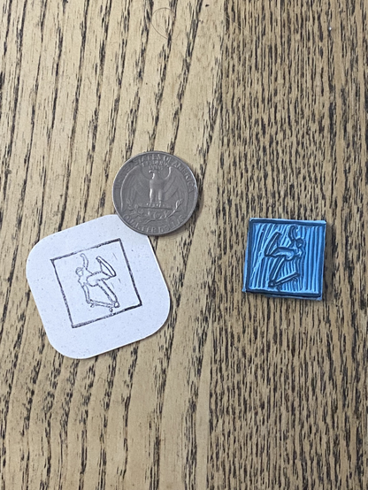 Grabado en miniatura de un skater junto a una moneda de cuarto de dólar