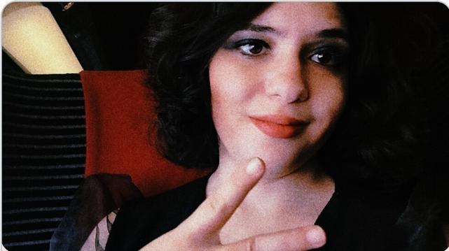 Selfie van een brunette in een Schwartz een donkere rood trein stoel. Haar lipstick is dezelfde kleur dan de donkere rood in de trein