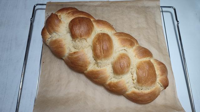Une brioche à 4 brins tout juste sortie du four