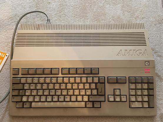 Ein Commodore Amiga 500. Die Power-LED leuchtet rot.