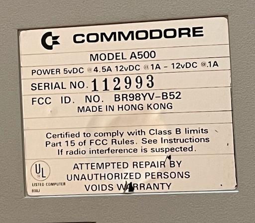 Das Typenschild am Boden des A500. Leider keine Infos über Speicher etc., nur der Modellname (A500), Seriennummer (112993), Angaben zur Stromversorgung