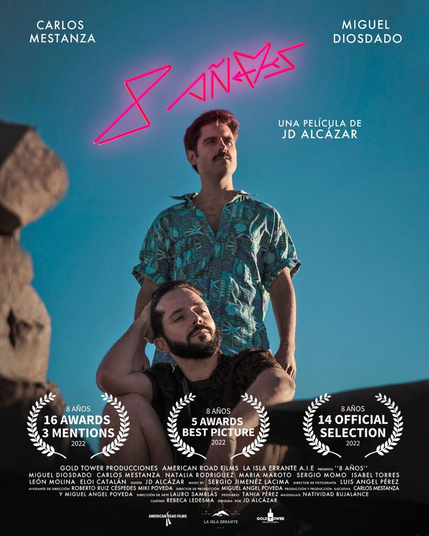 Filmposter van 8 Years. De twee hoofdrolspelers zitten buiten bij rotsen.  Ze kijken wat in zichzelf gekeerd van zich af.