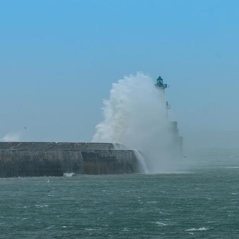 phare de Boulogne dans la tempete YAP