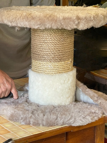 Cordage et peau blanche pour recouvrir la partie cylindrique