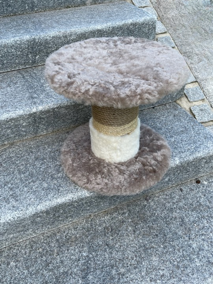 Arbre à chat : corde et peau sur la partie cylindrique, plateau et assise recouverts de peau