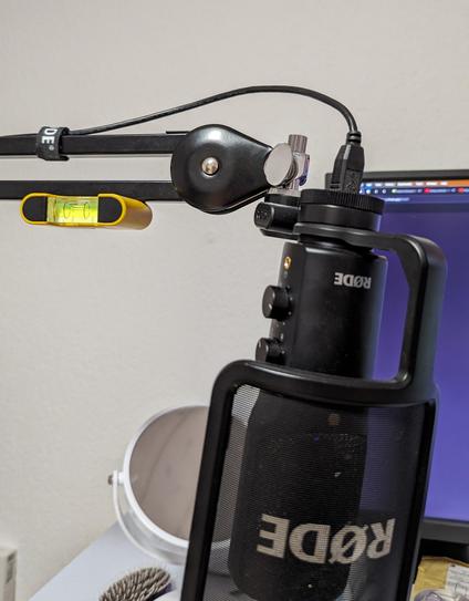 there is a spirit level attached to my microphone stand