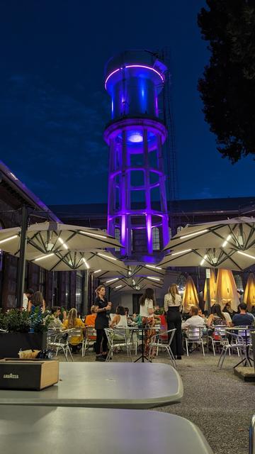 Violluminata turo apud salono Zamenhof